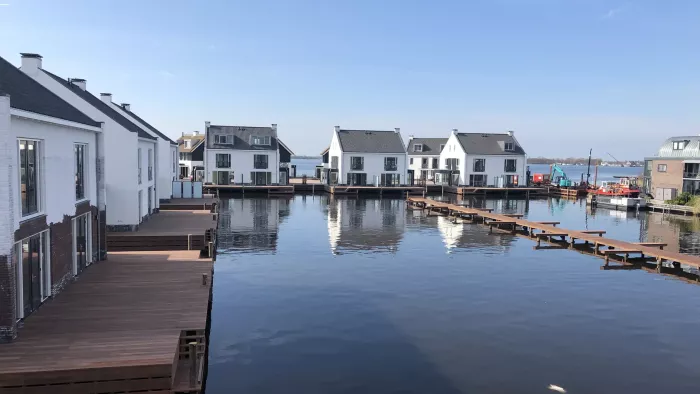 Start stukadoren en spuiten bedrijfsruimte Oud-Loosdrecht Het Kompas.